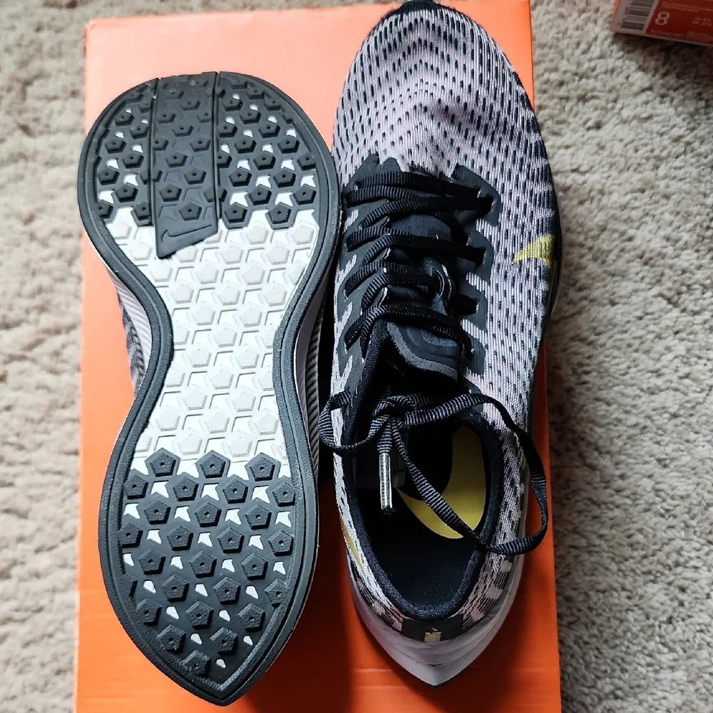 Nike Black and Gray/ purple Running Shoes - Picture 4 of 5
